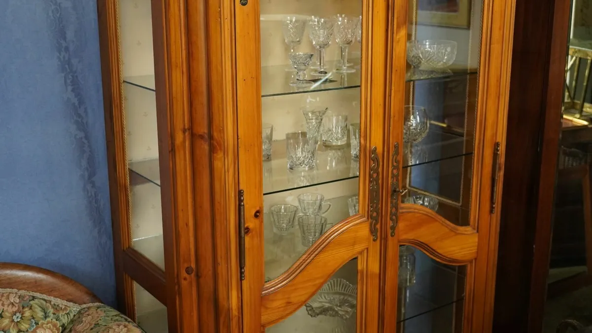 🪟 Spanish Display Cabinet – Vintage, Solid and He - Image 3
