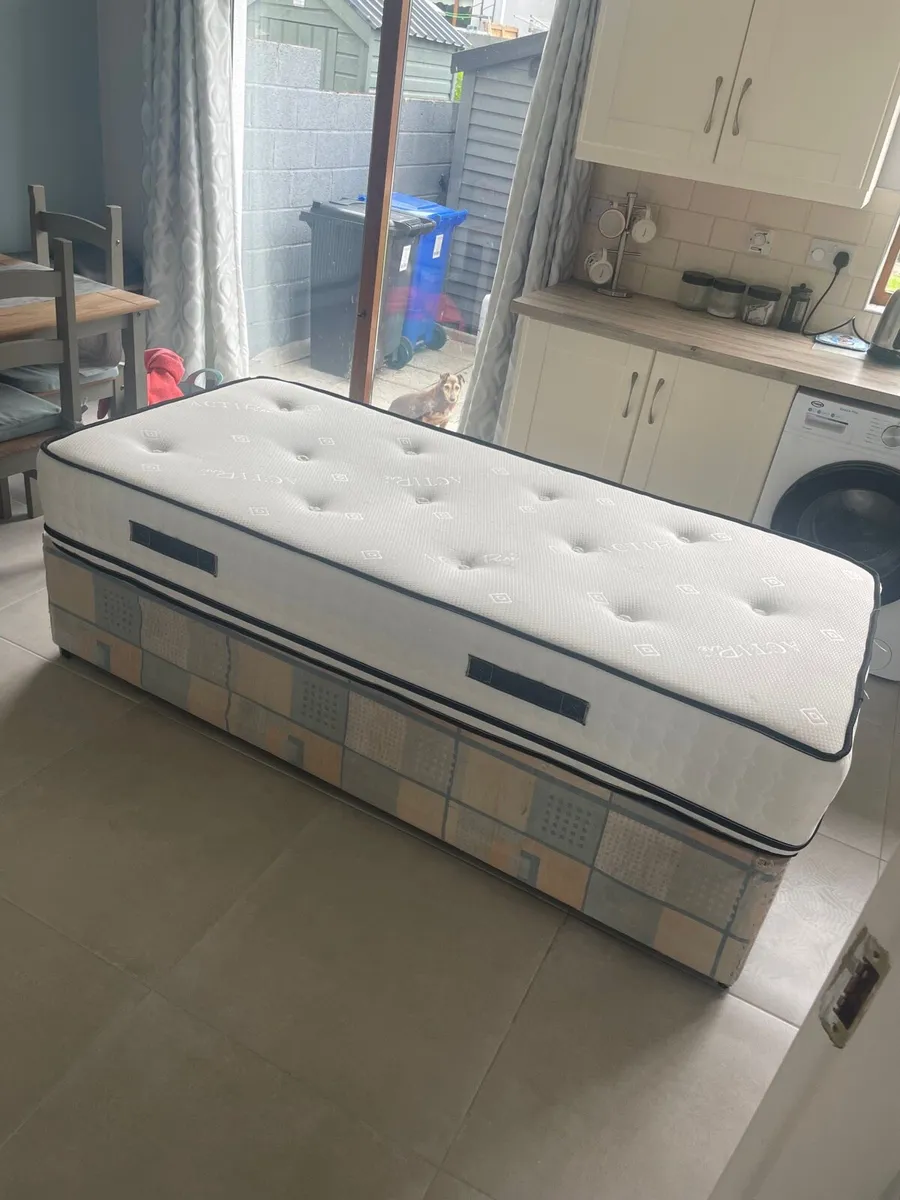 Single bed and mattress - Image 2