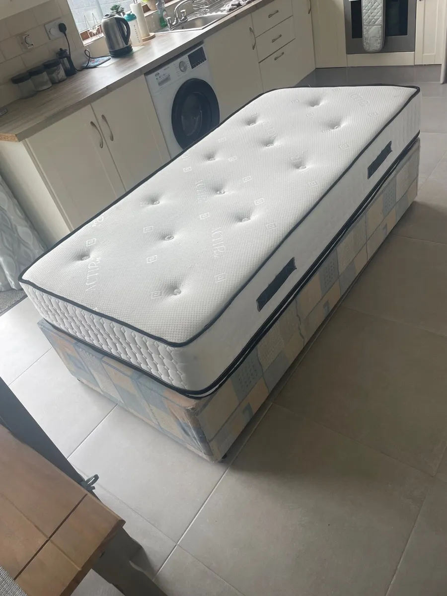 Single bed and mattress - Image 3