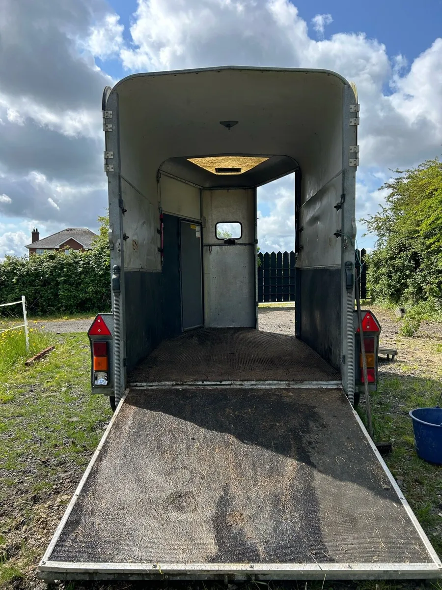 White HB505 Ifor Williams - Image 2