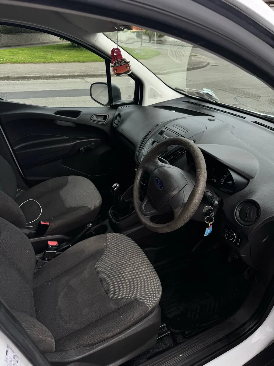 Ford Transit Courier - Image 4