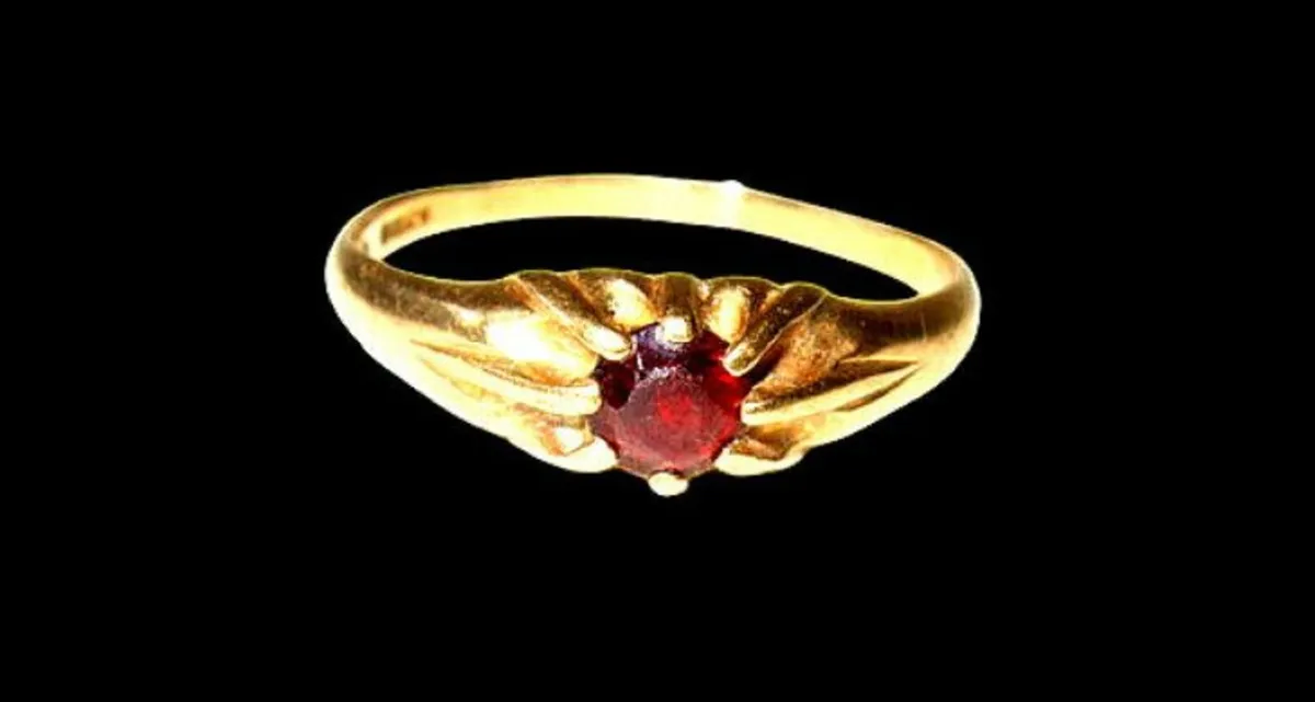 Vintage Traditional Hallmarked Signet Ring - Image 2