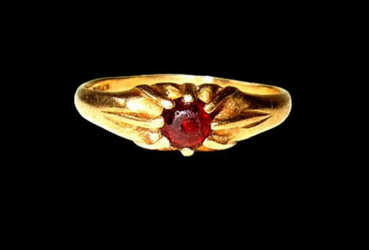 Vintage Traditional Hallmarked Signet Ring - Image 3