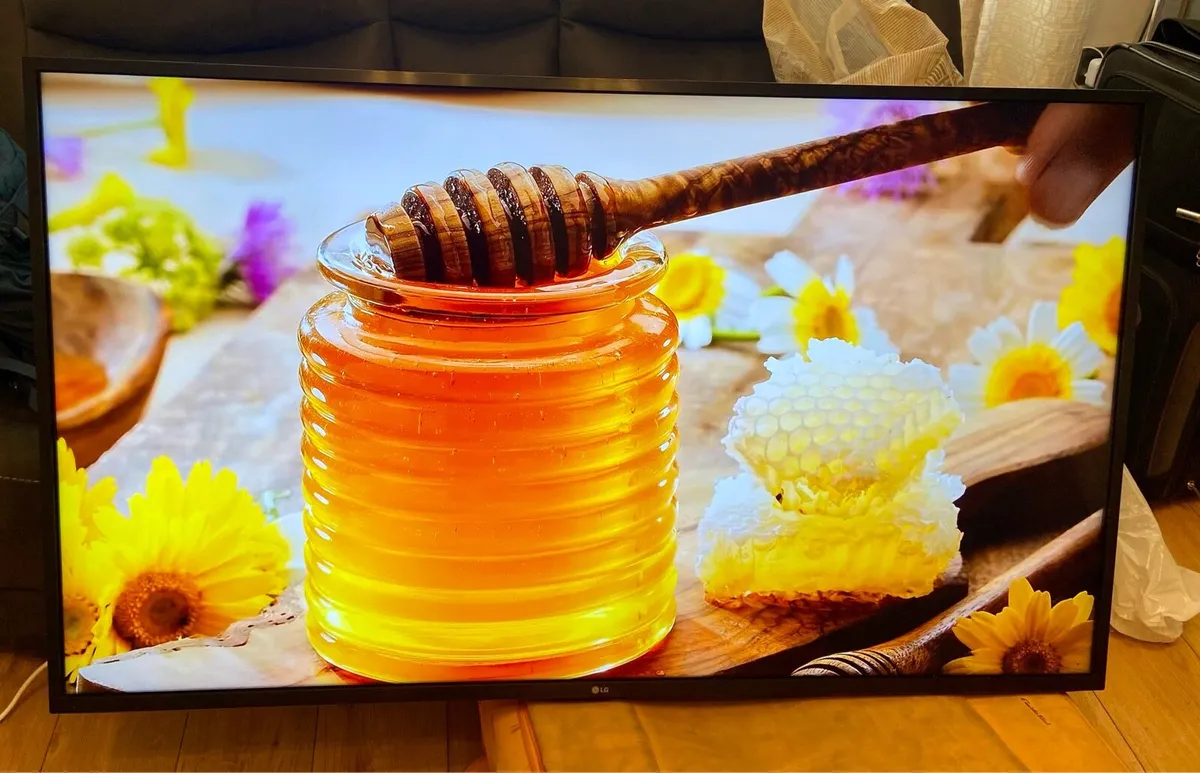 LG 55” 4K Smart TV & Wall Bracket - Image 3