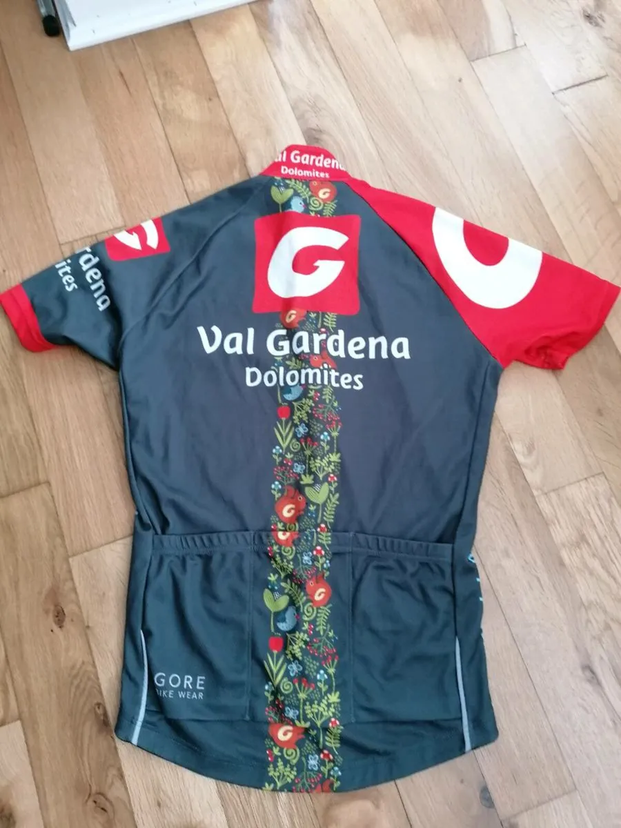 Cycling tops - Image 1