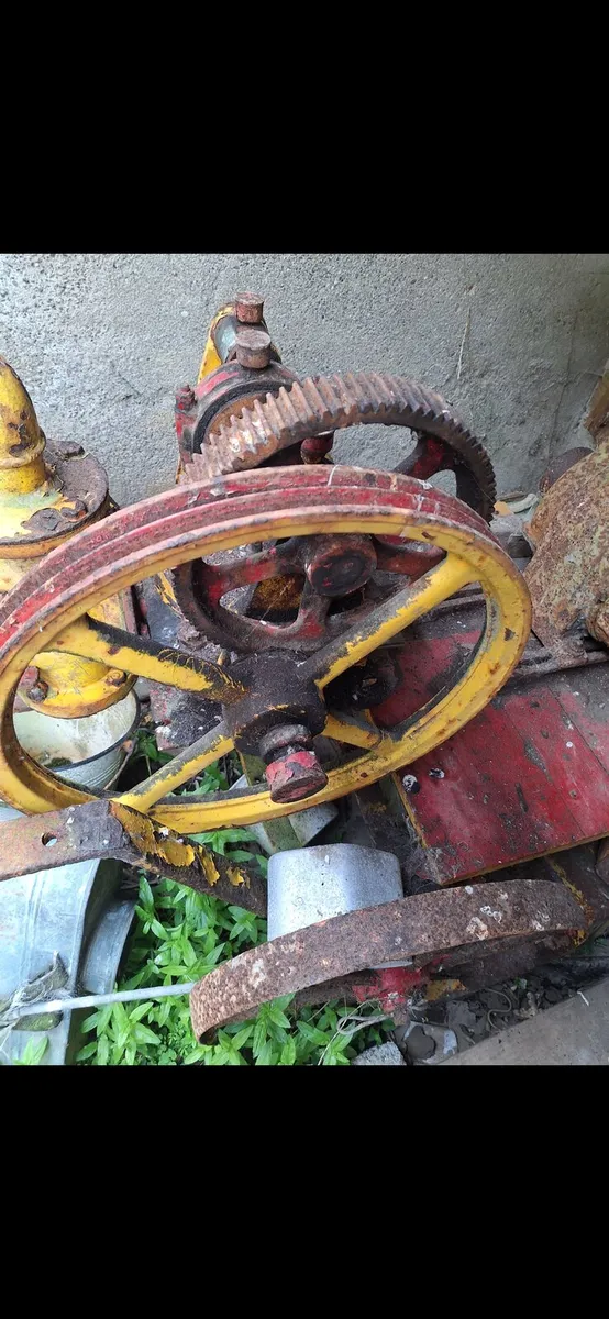 Old vintage water pump - Image 1