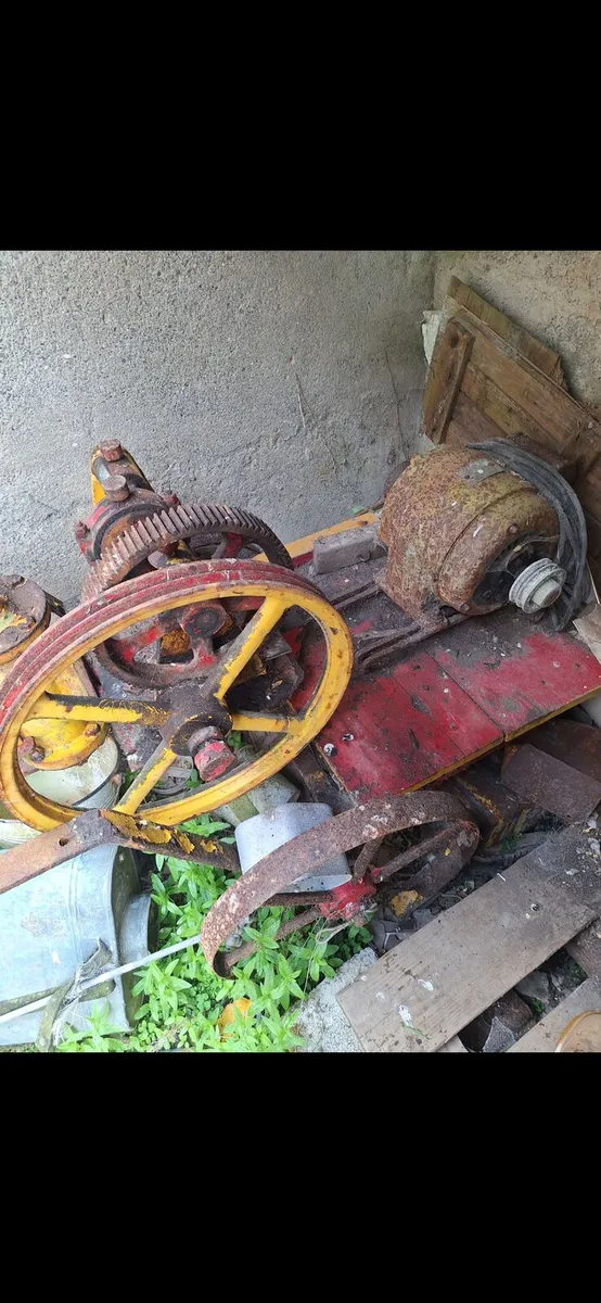 Old vintage water pump - Image 2