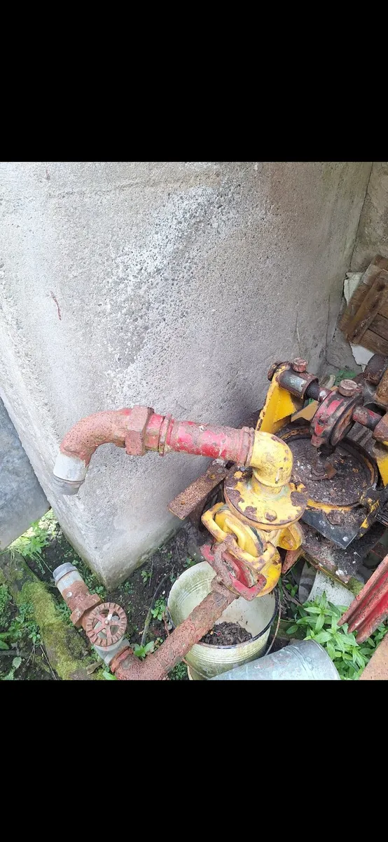 Old vintage water pump - Image 3