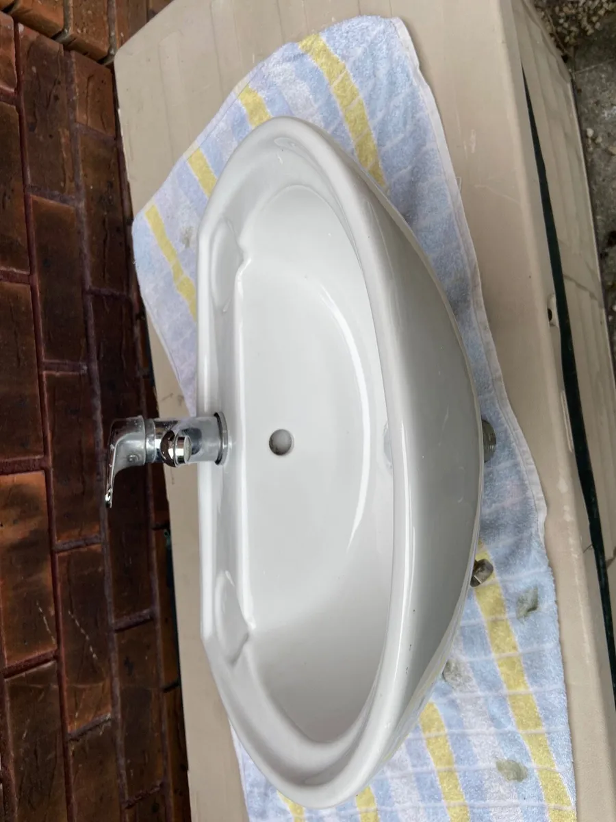 Bathroom sink with faucet - Image 3