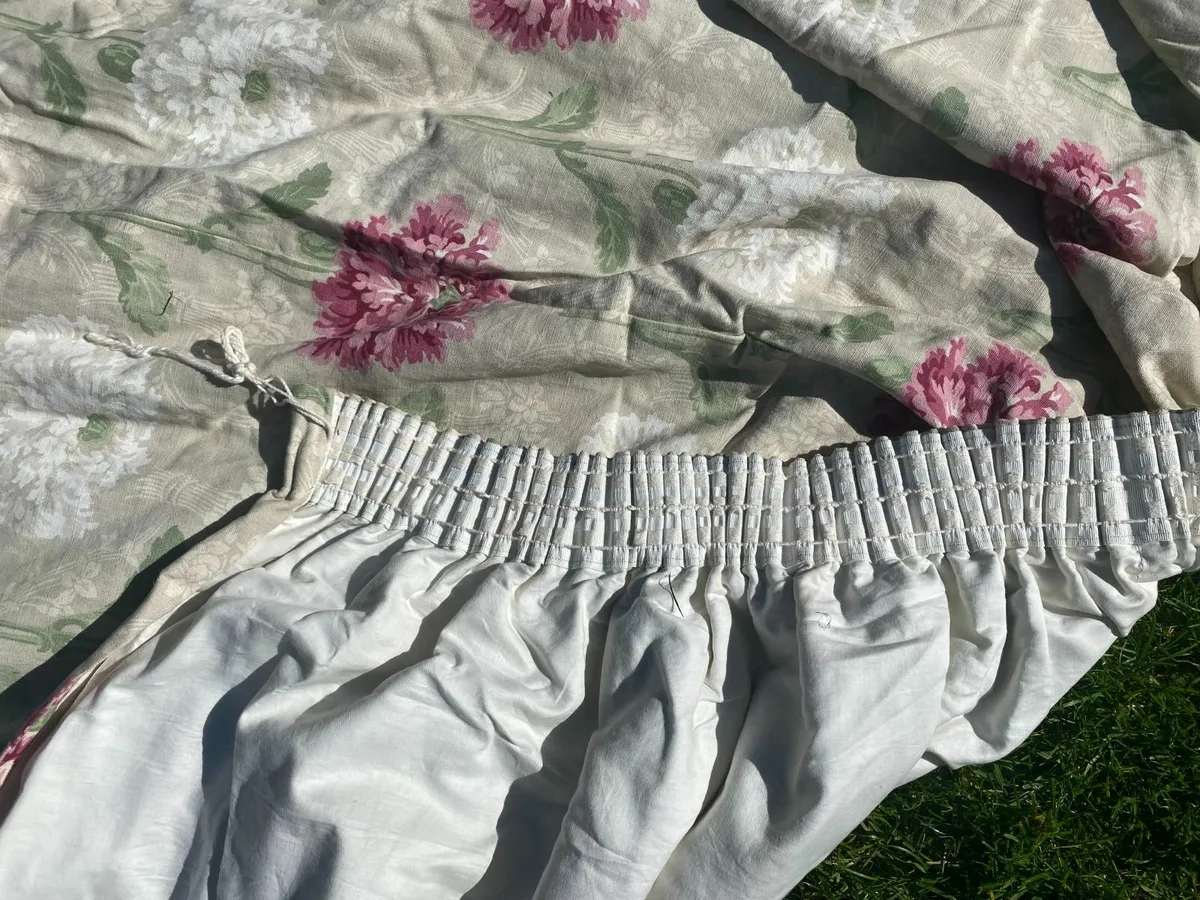 Laura Ashley curtains in hydrandea cranberries: - Image 4