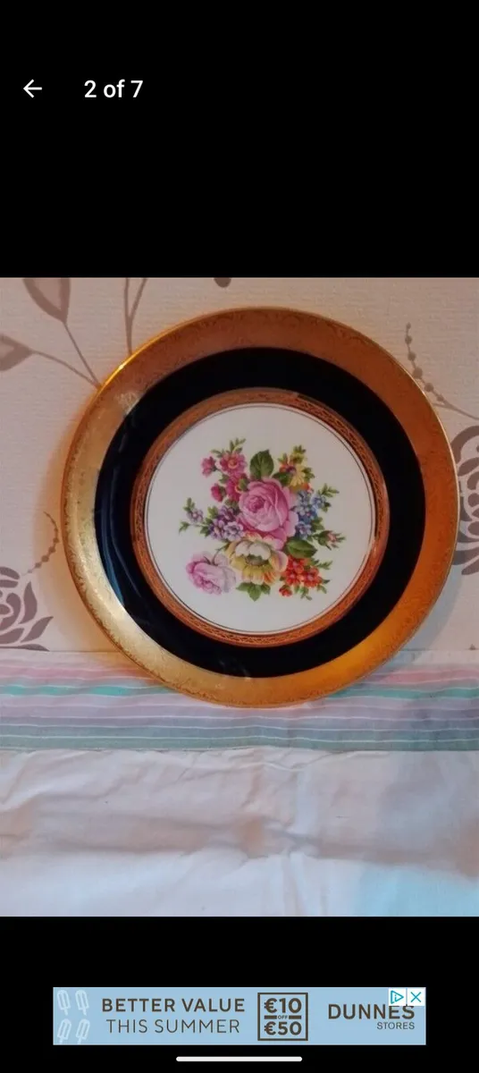 Royal blue and gold plate with floral decoration - Image 1