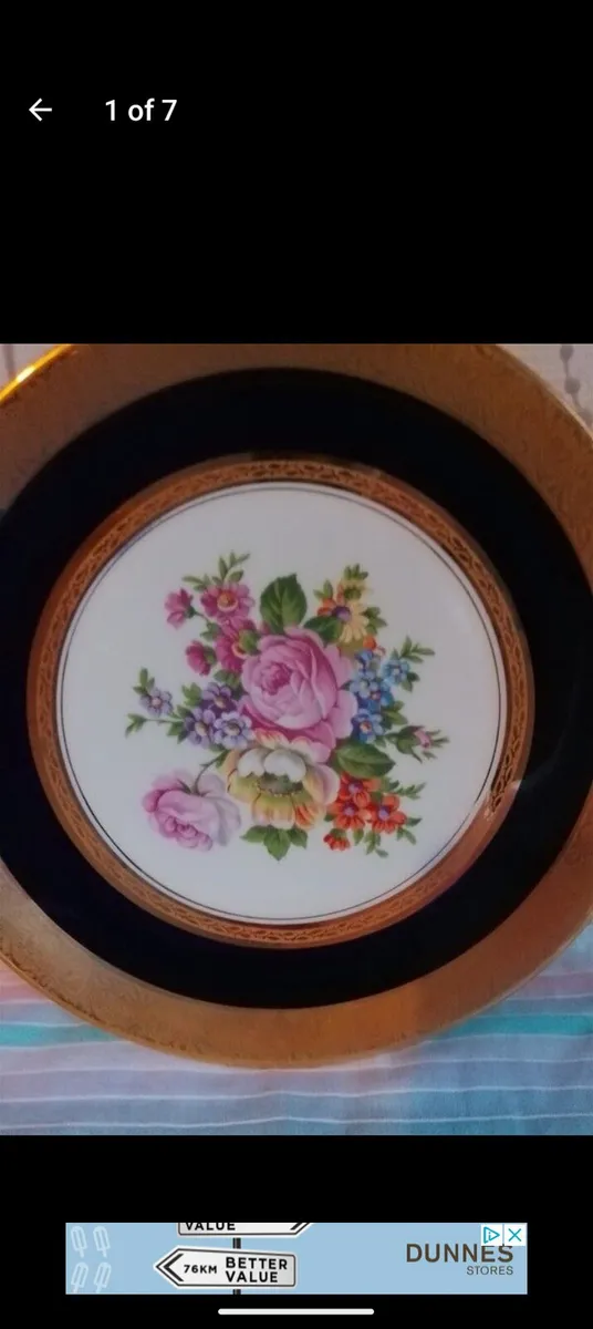 Royal blue and gold plate with floral decoration - Image 2