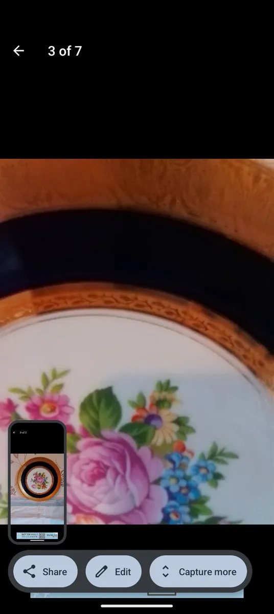 Royal blue and gold plate with floral decoration - Image 3