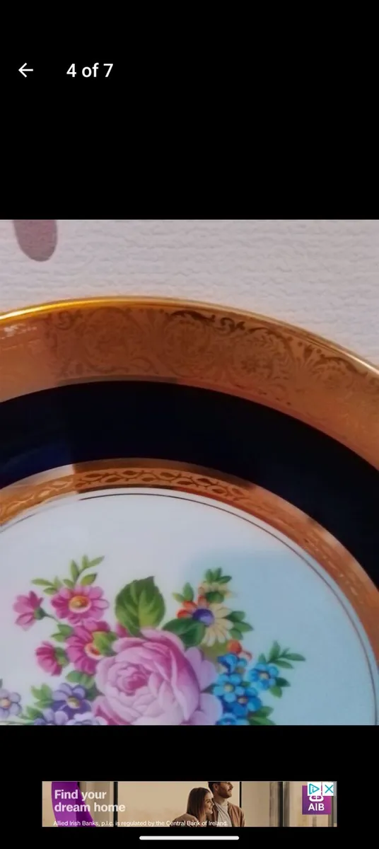Royal blue and gold plate with floral decoration - Image 4