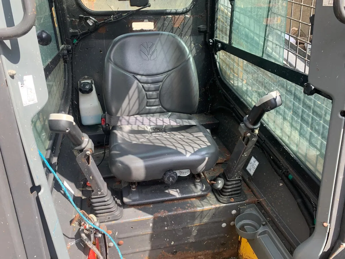NEW HOLLAND 215 SKIDSTEER - Image 2