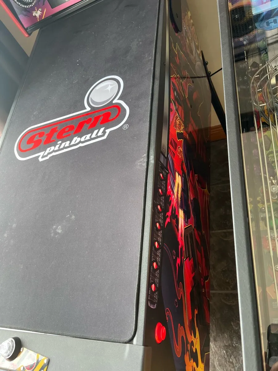 Stern Avengers and Deadpool pinball Machine - Image 2