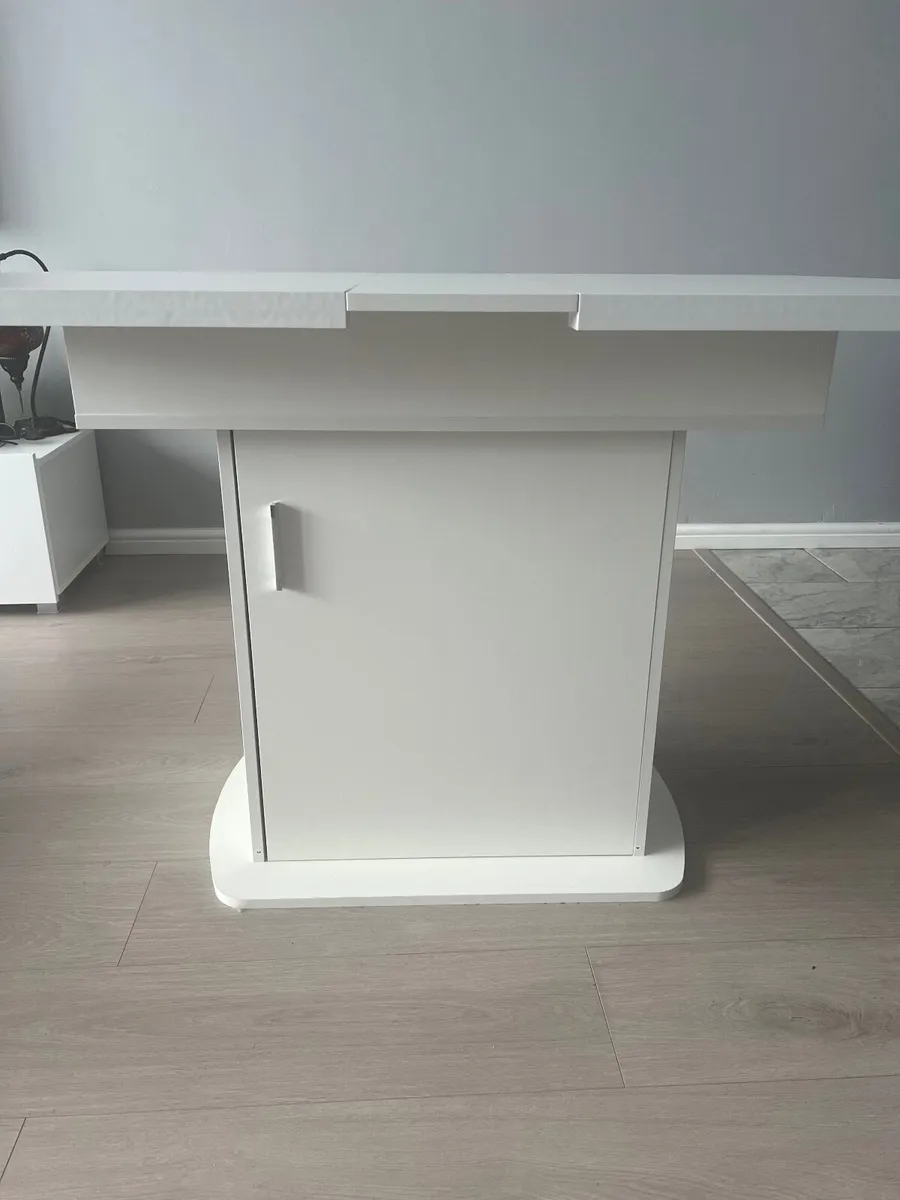 Extendable dining table - Image 1