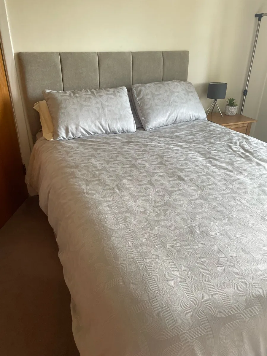 King bed - Image 1