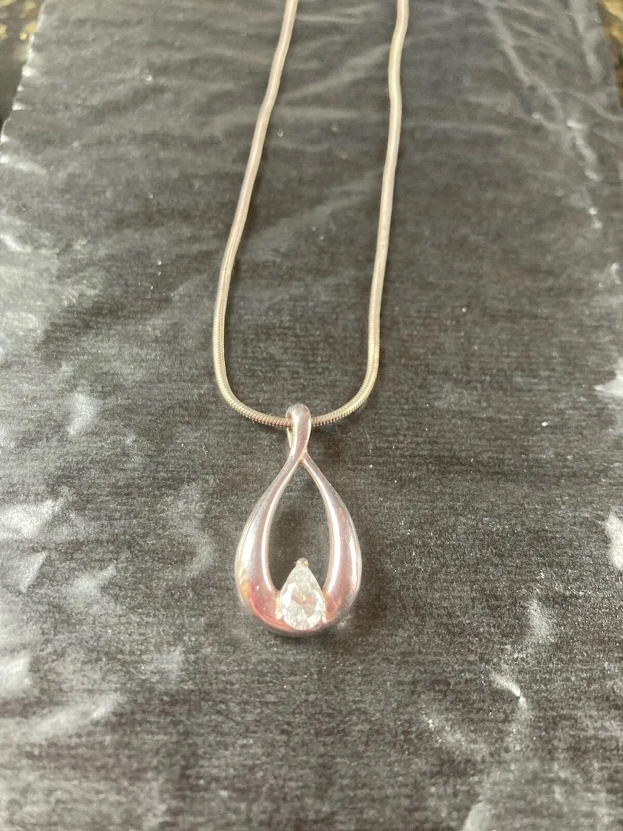 Silver pendant and chain - Image 1