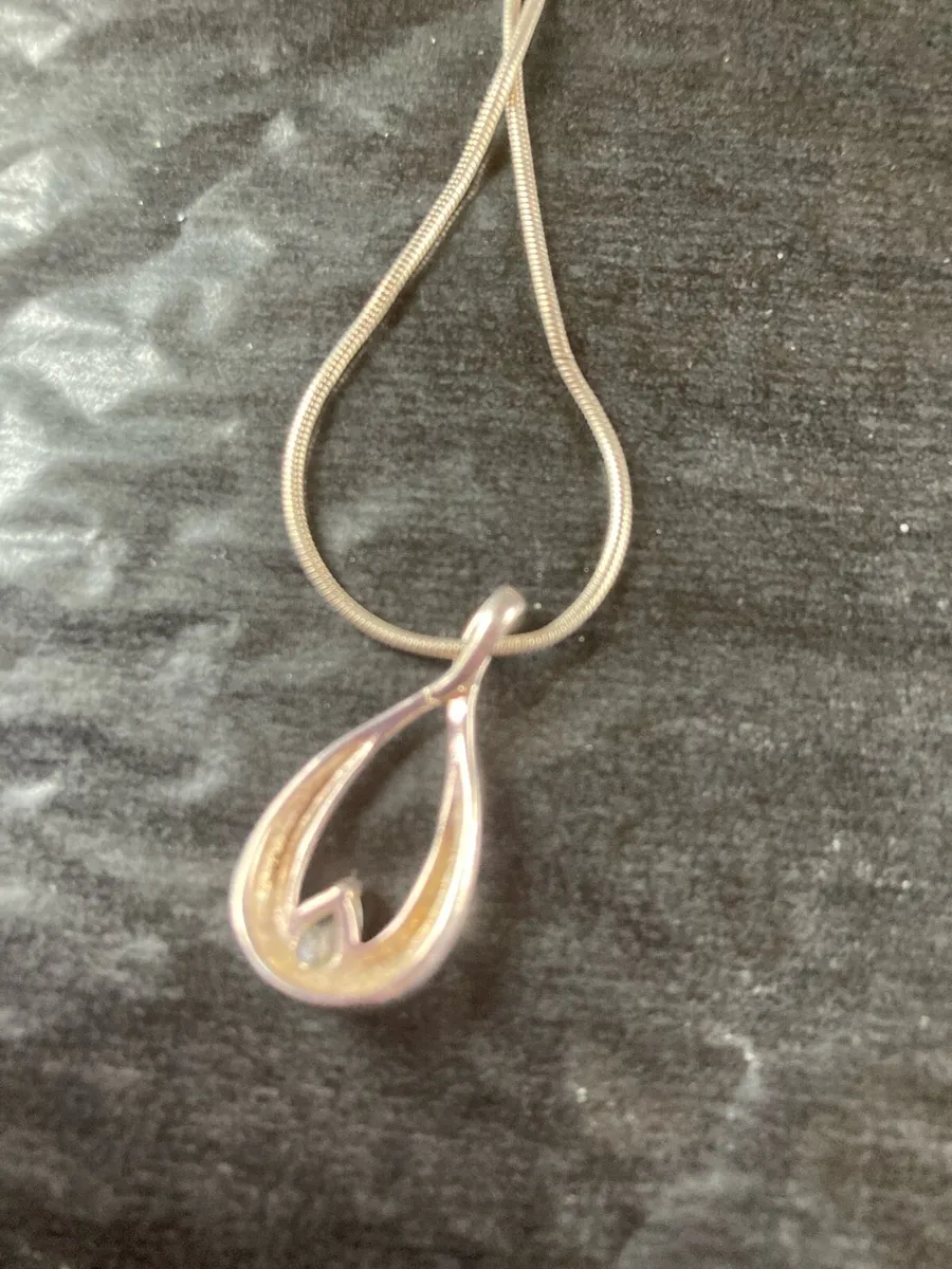 Silver pendant and chain - Image 3