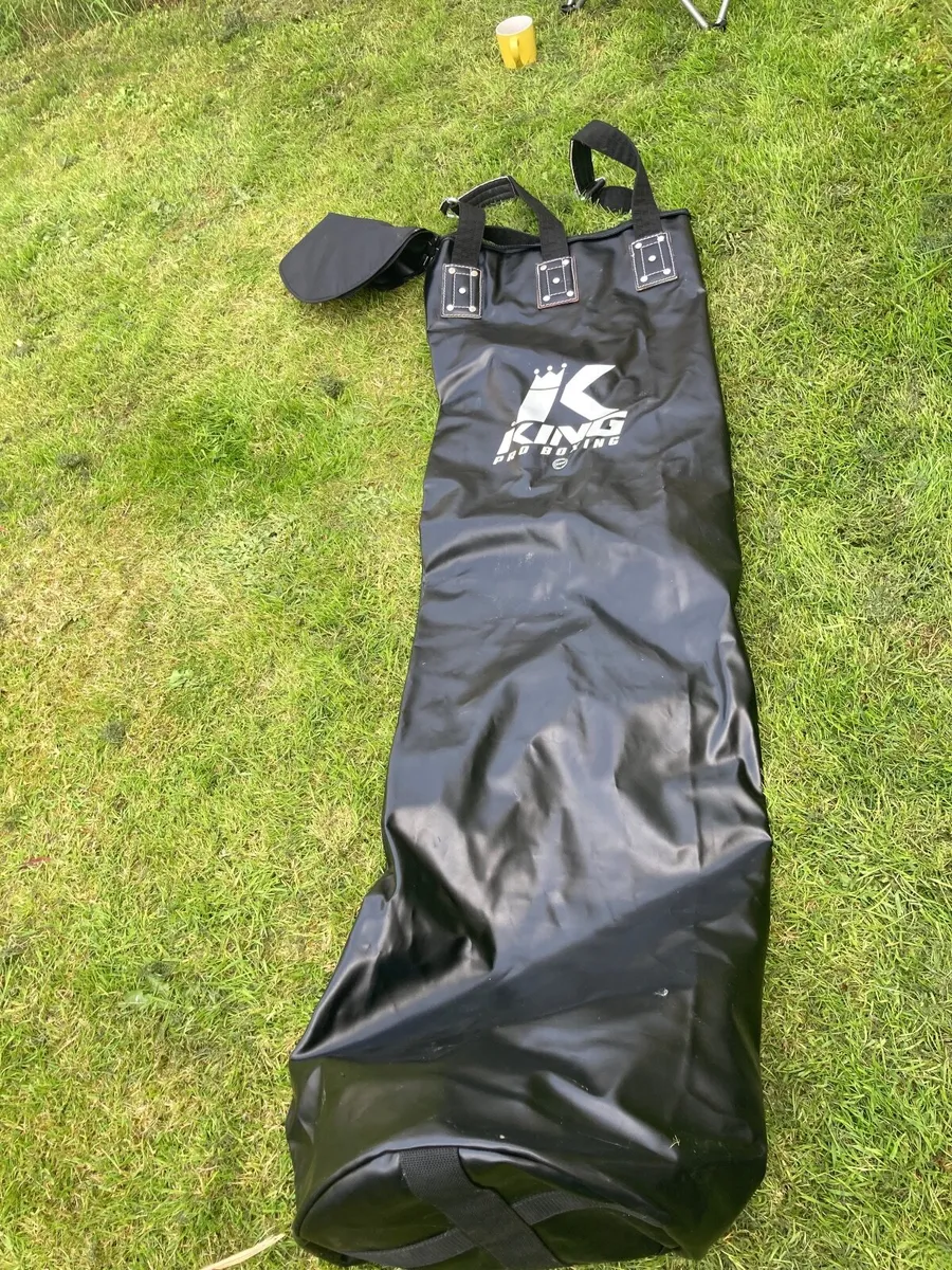 Punch/kick bag, wall bracket and mat - Image 1