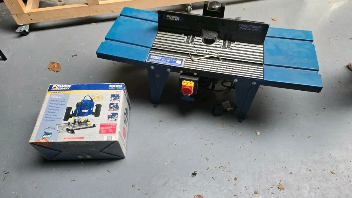 Router and table - Image 1