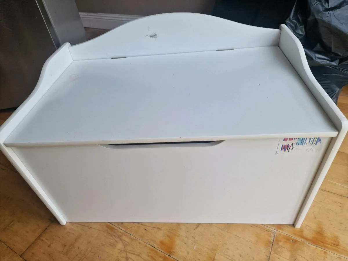 Toy box - Image 1