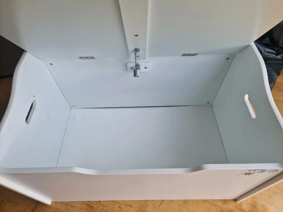 Toy box - Image 2