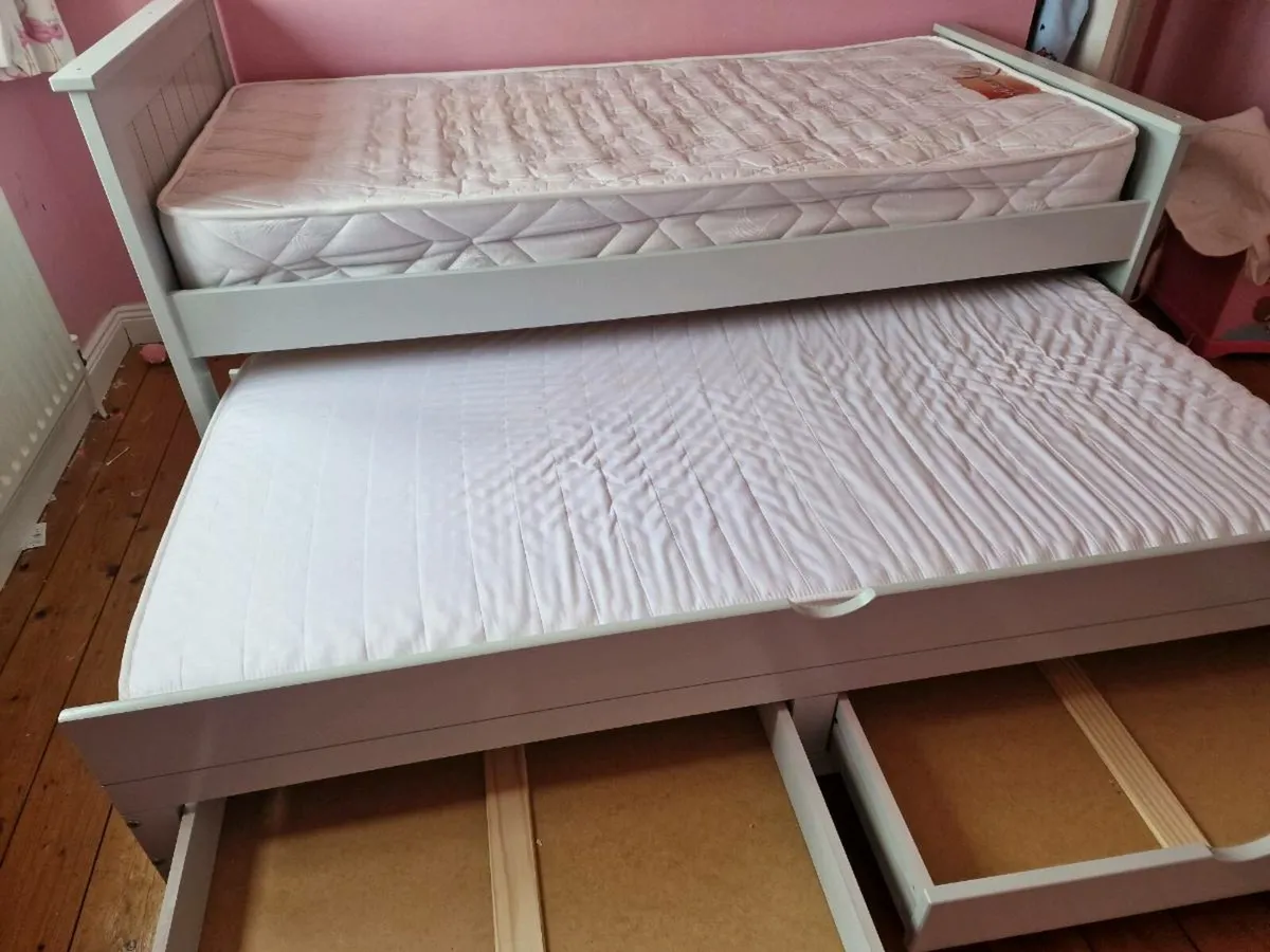 Bed - Image 1