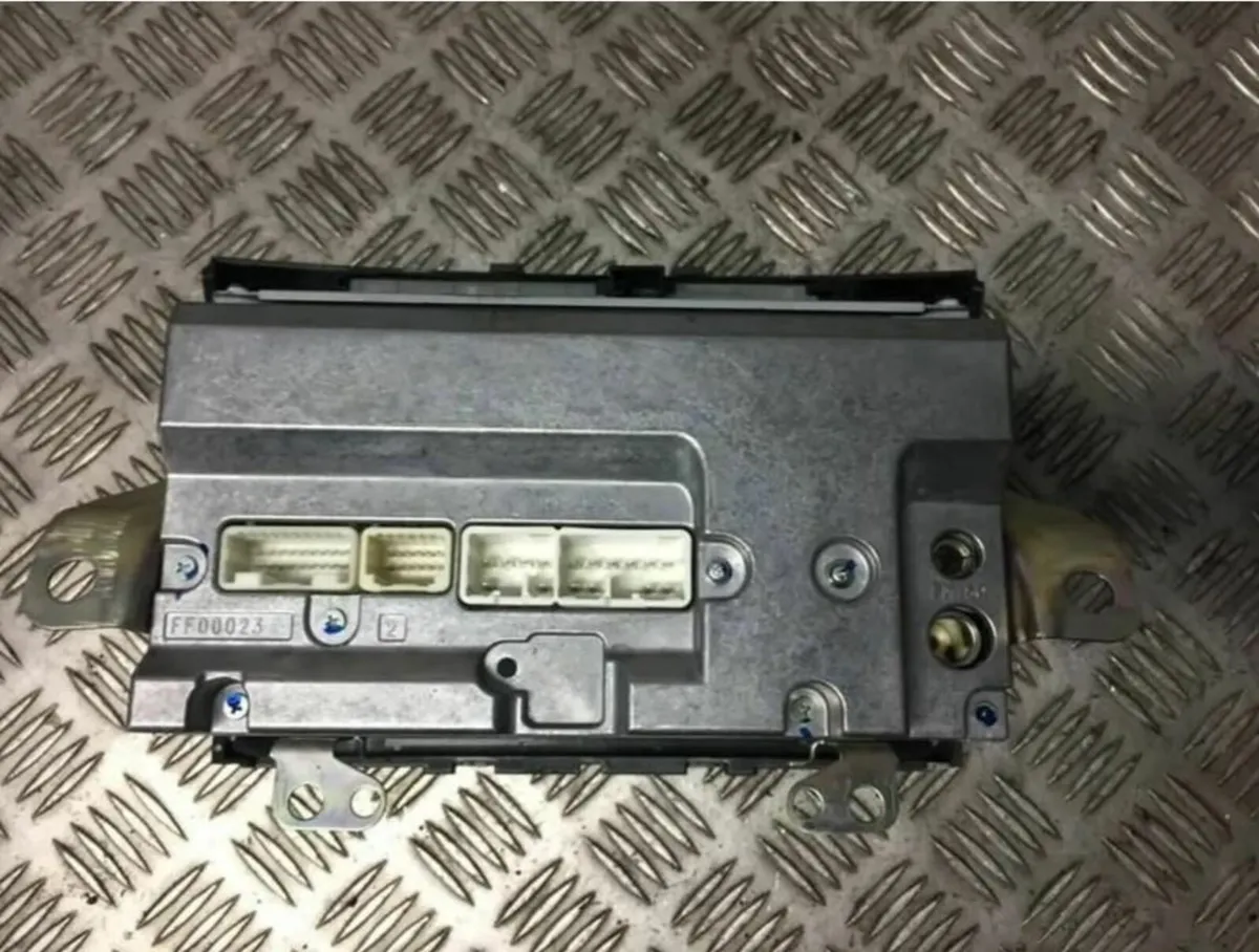 Toyota Corolla Verso Radio CD Player 86120-0F030 - Image 4
