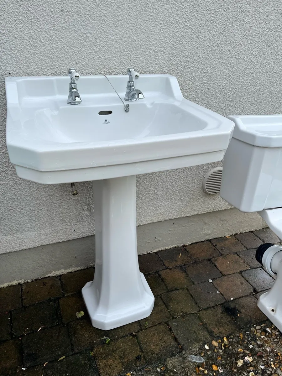 bathroom suite and fittings - Image 1