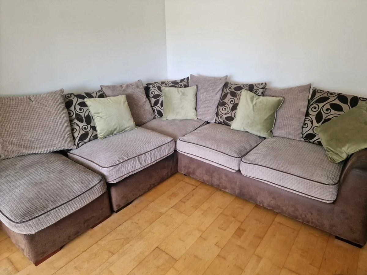 Corner couch - Image 1