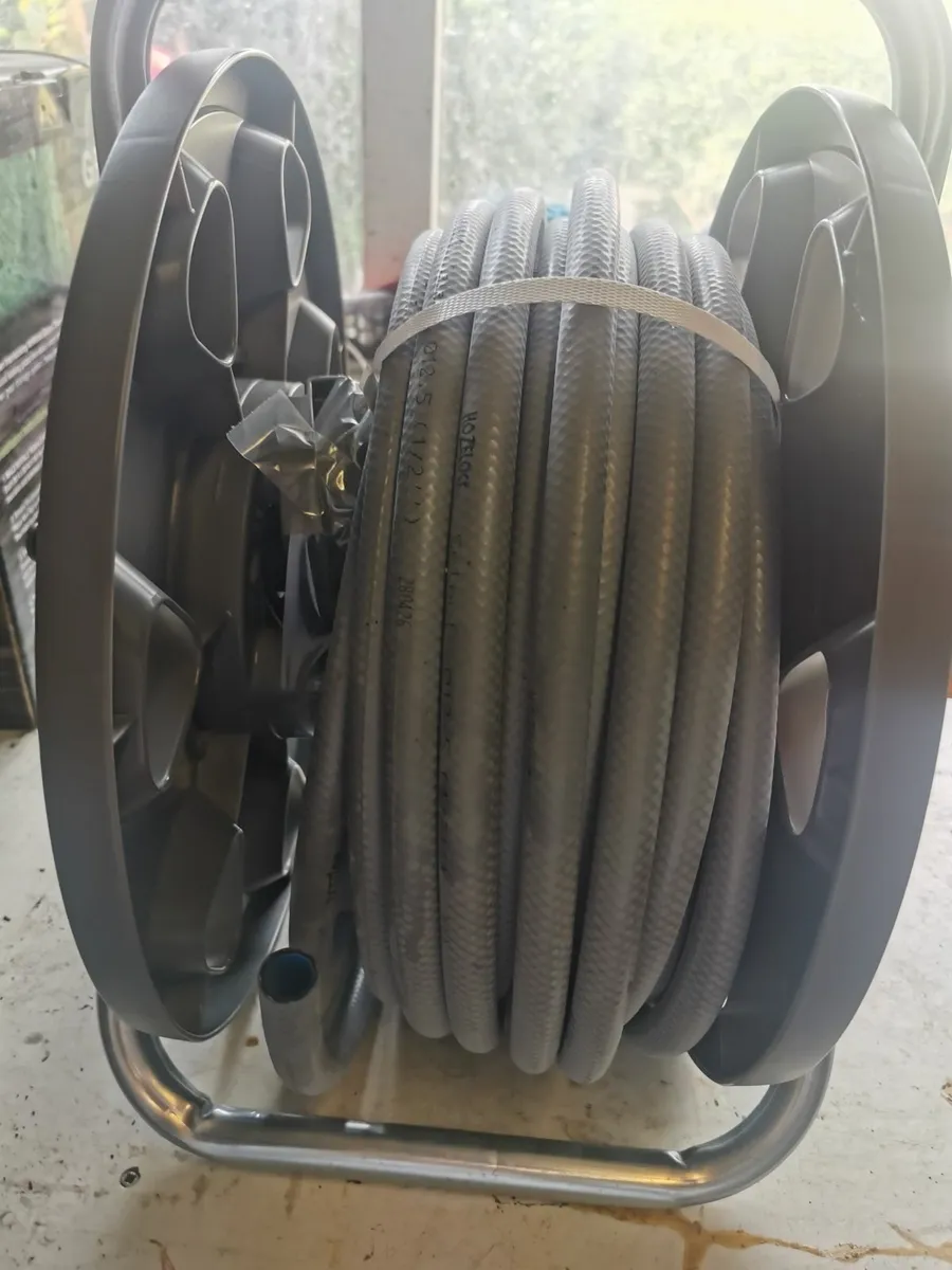Hozelock retractable hose reel - Image 1