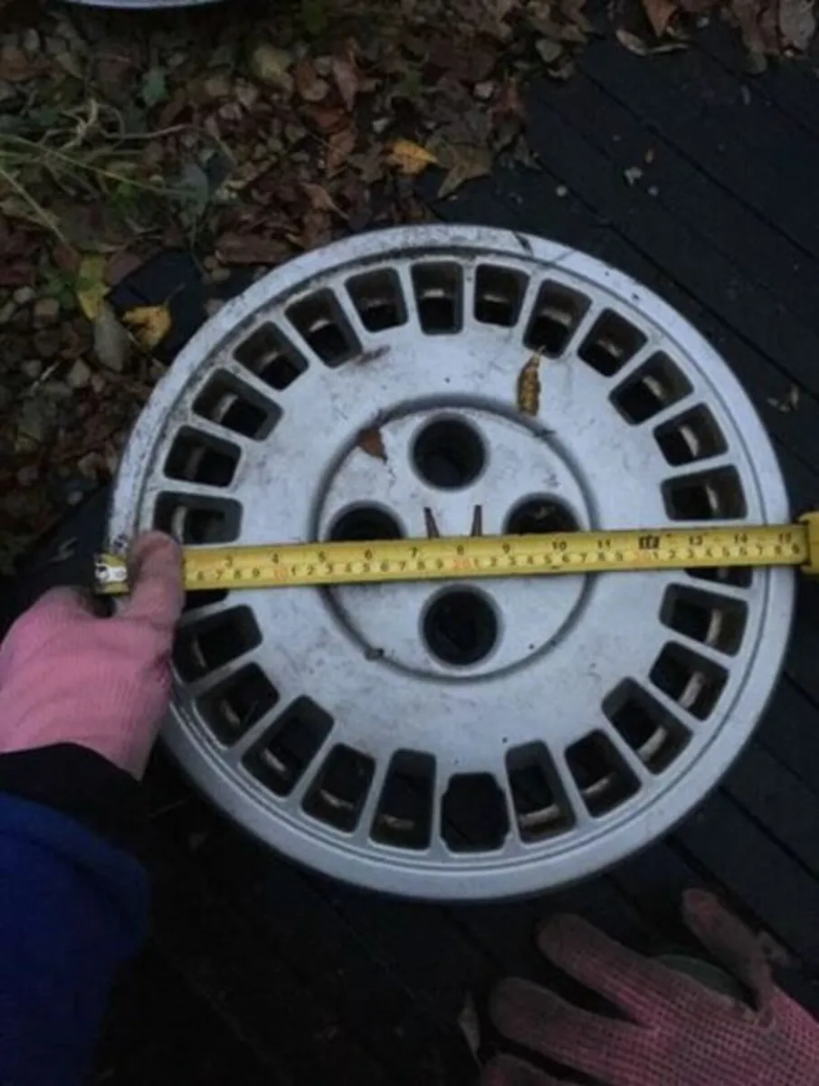4 x Genuine Honda Accord 14 Inch Bolt on Hub Caps - Image 4