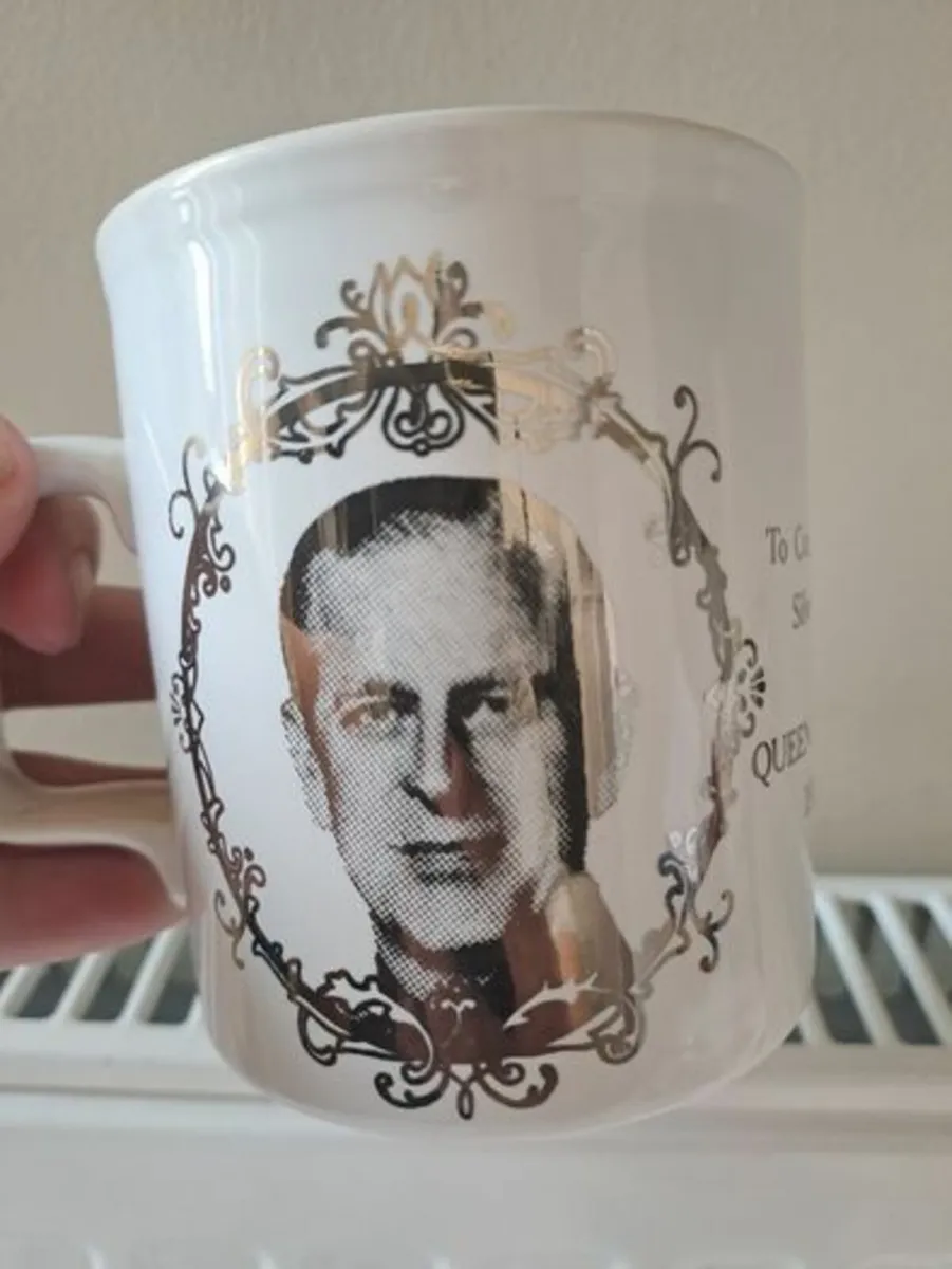 Silver Jubilee Mug Queen Elizabeth - Image 2