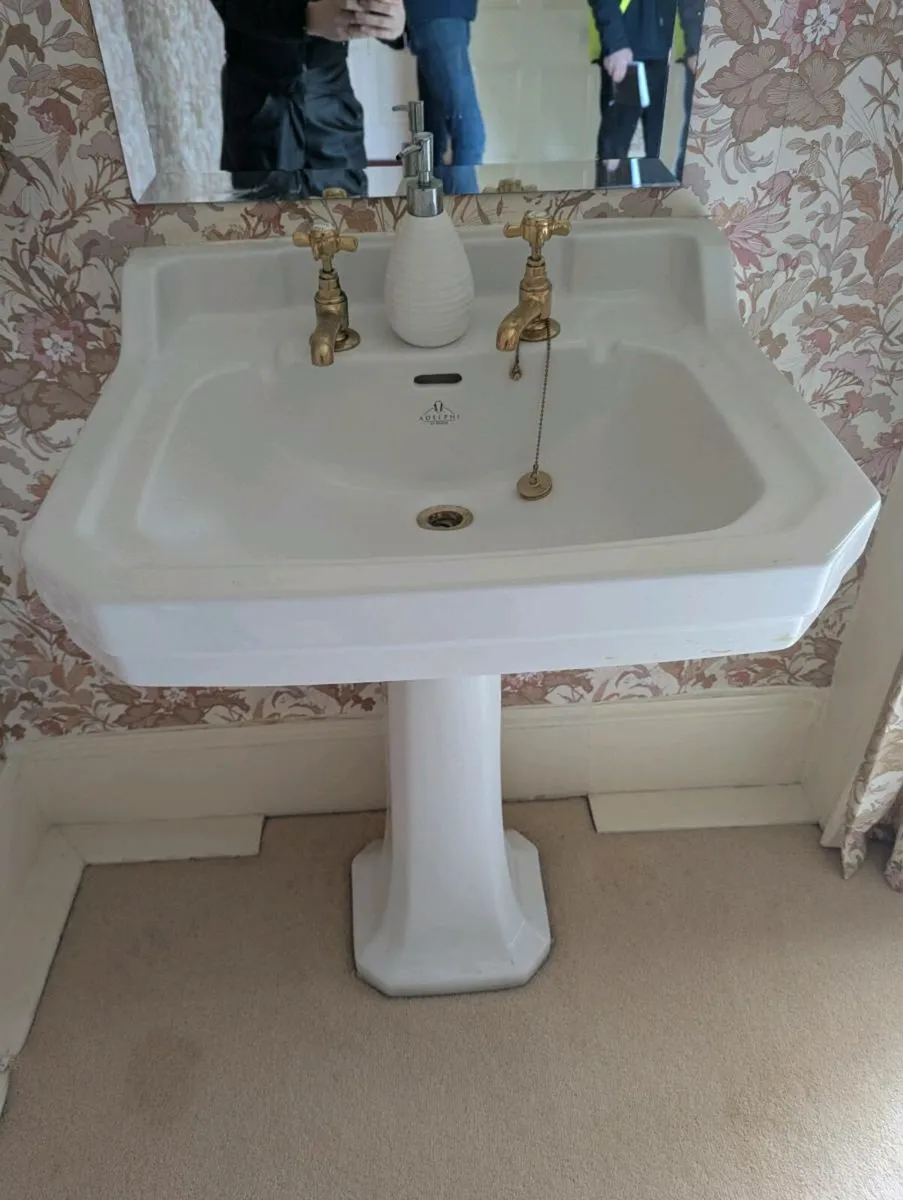 Edwardian Style AdeIphi sink with gold Azur taps - Image 1