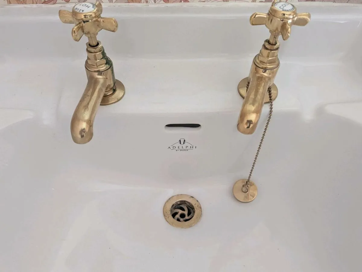 Edwardian Style AdeIphi sink with gold Azur taps - Image 2