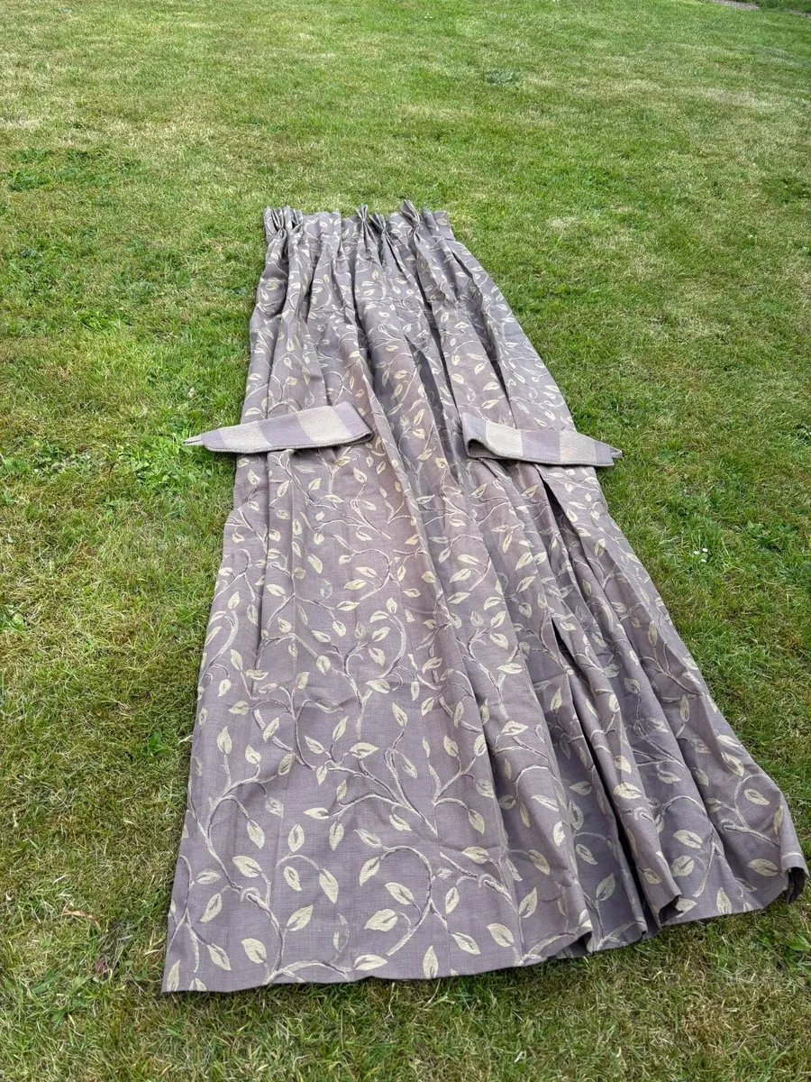 Curtains - Image 2