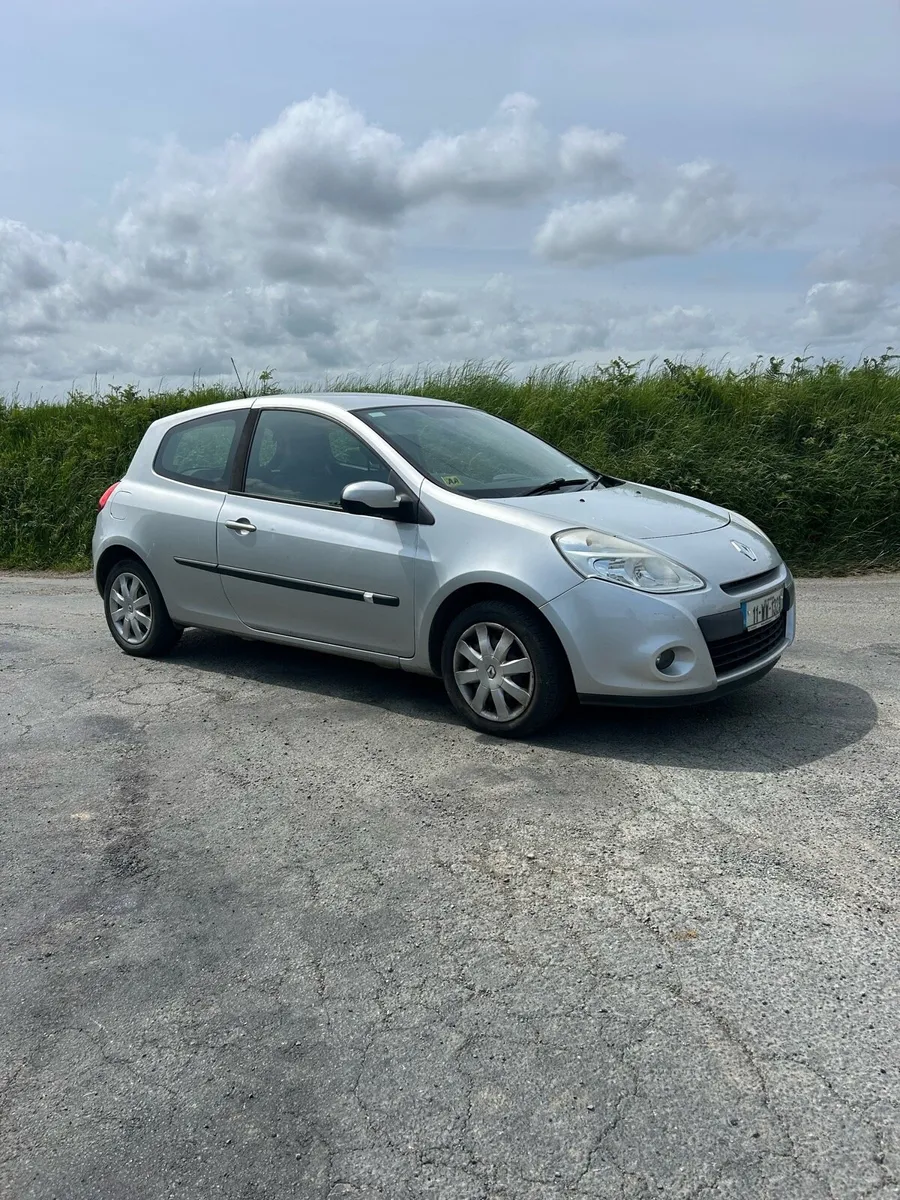 2011 Renault Clio 1.5dsl royale - Image 1