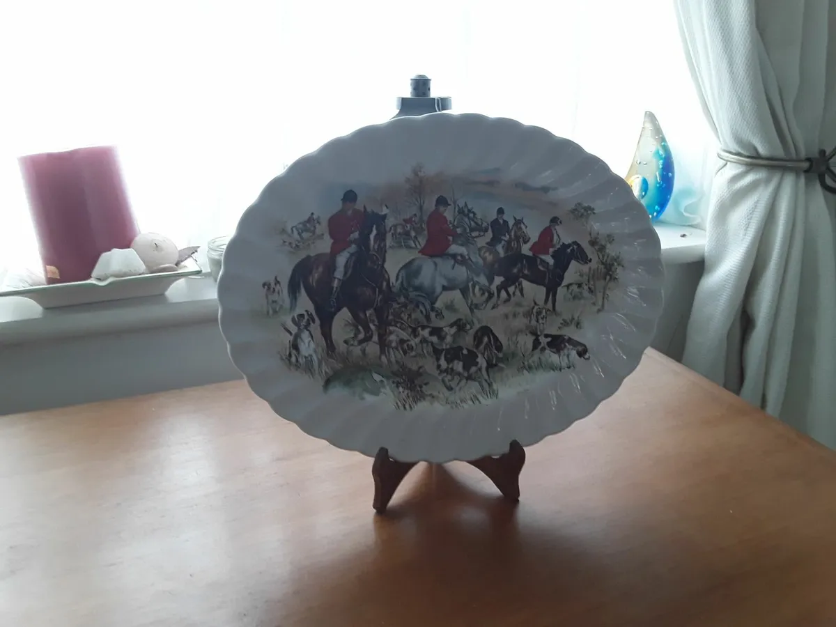 Lovely ceramic wall plate with bracket - Image 3