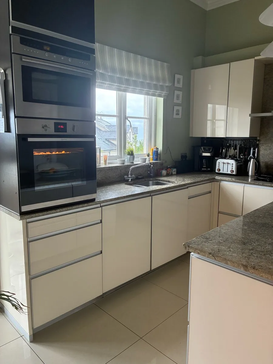 Full kitchen with granite counter tops - Image 1