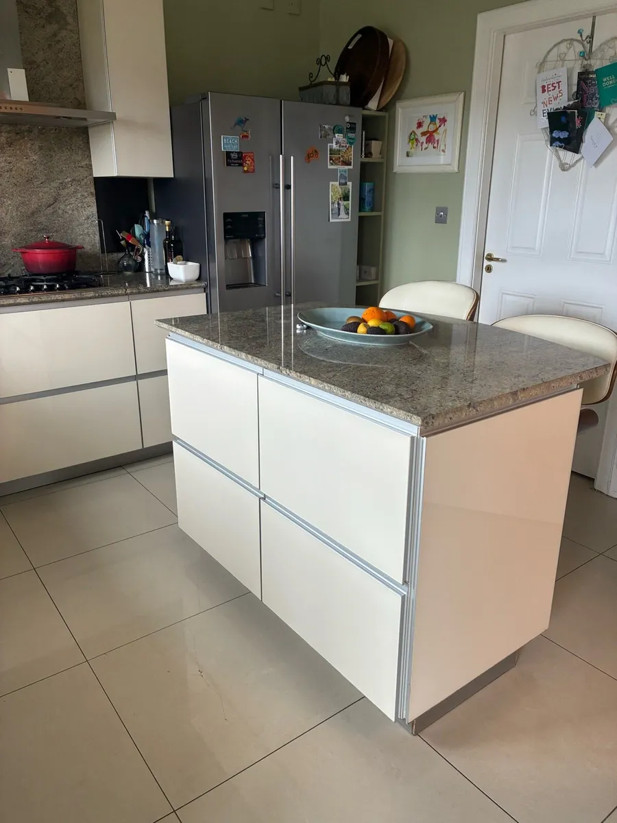 Full kitchen with granite counter tops - Image 2
