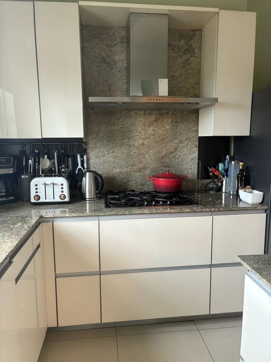 Full kitchen with granite counter tops - Image 3