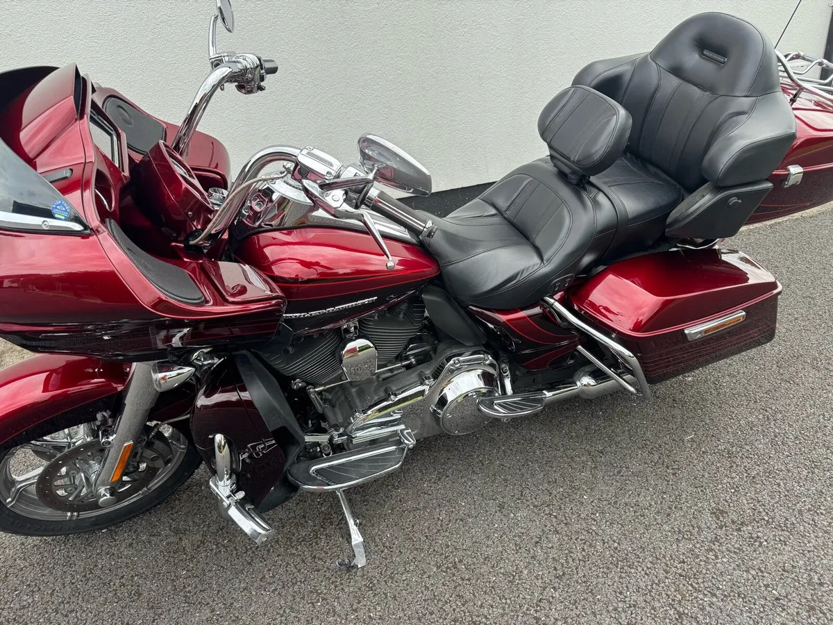 2017 CVO Road Glide Ultra - Image 1