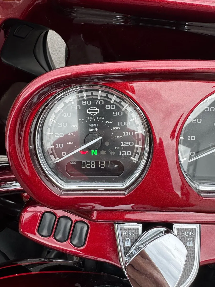 2017 CVO Road Glide Ultra - Image 2