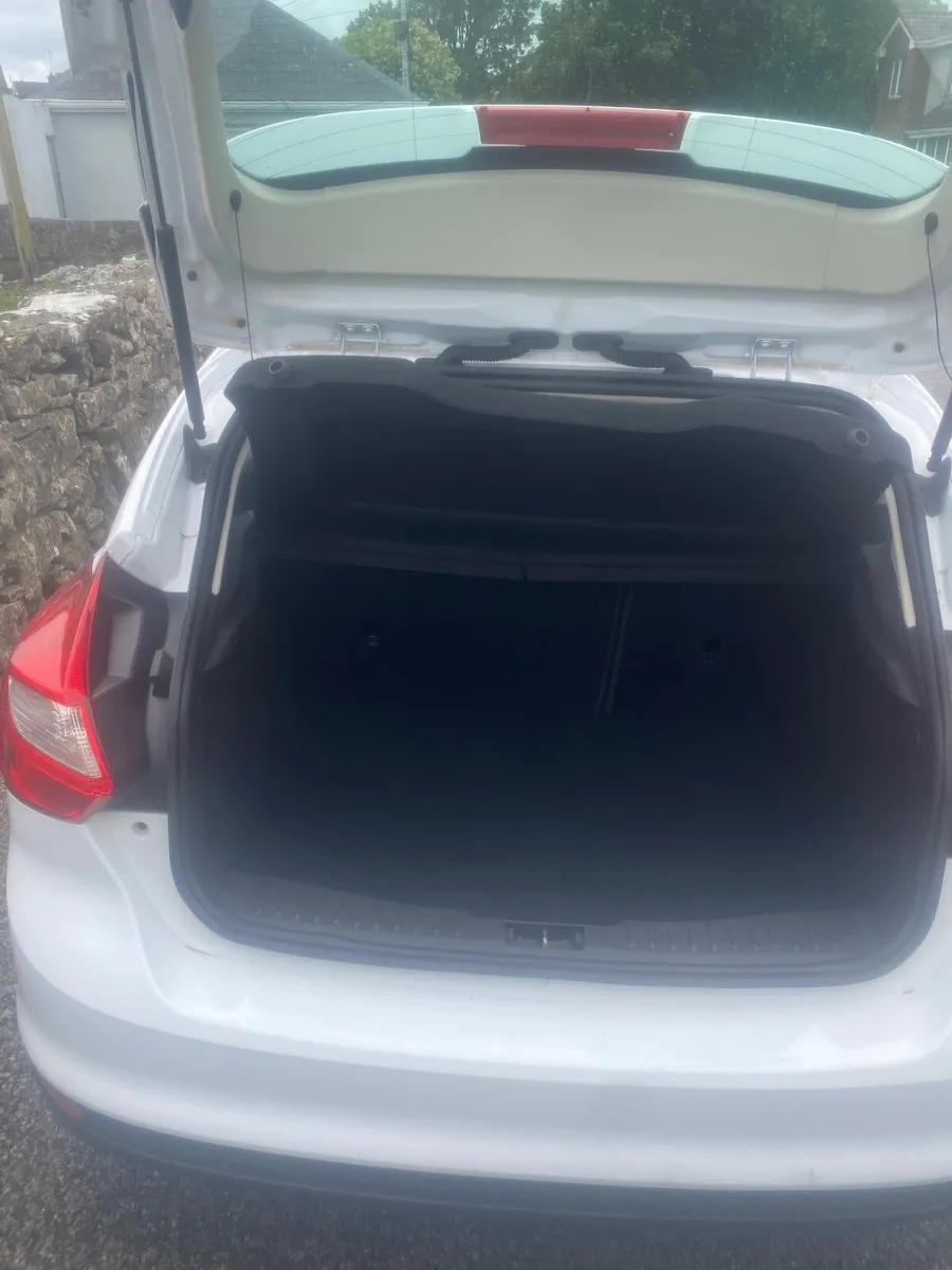 Ford Focus 2011 - Image 2