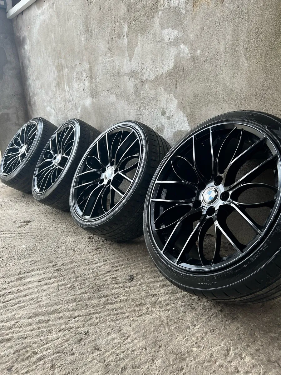19” BMW 3 SERIES ALLOY WHEELS & TYRES - Image 1