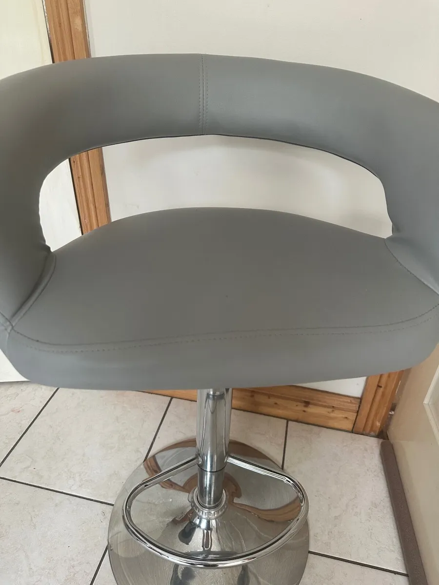 Kitchen counter stools - Image 3