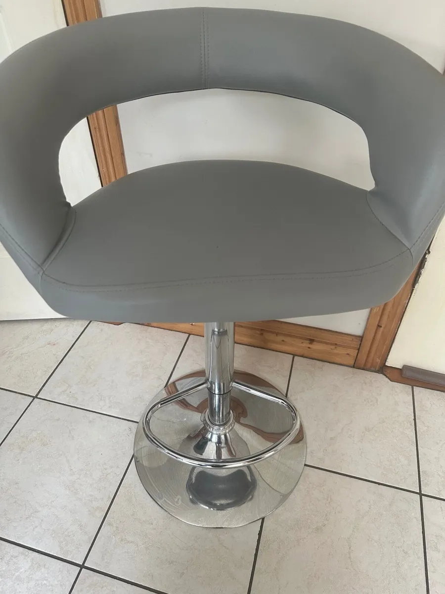 Kitchen counter stools - Image 4