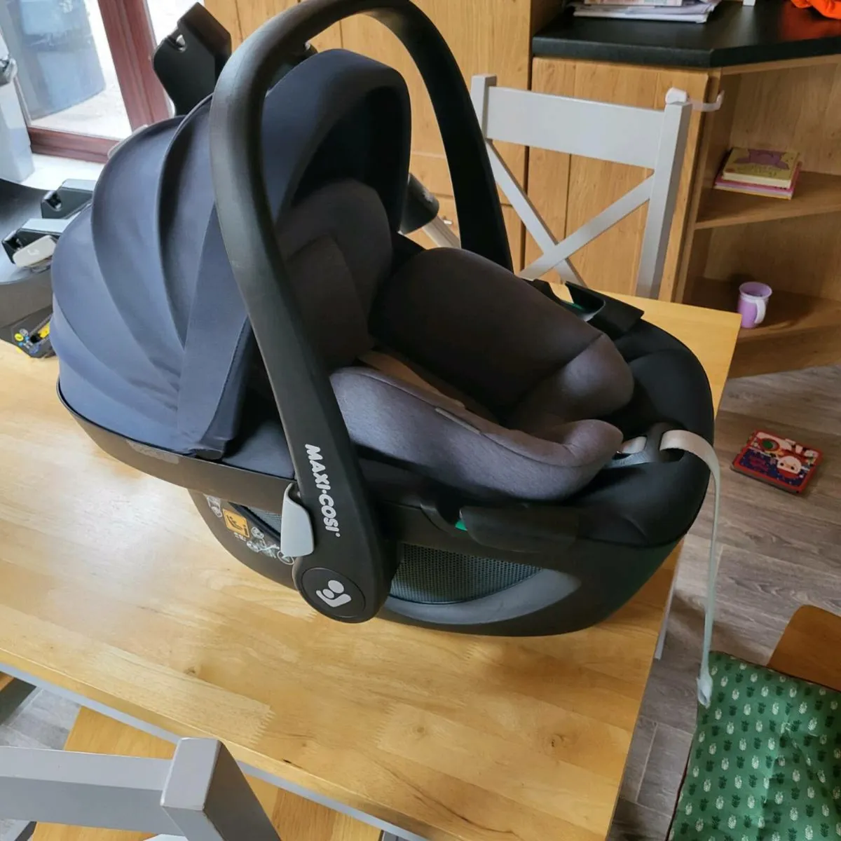 Maxi Cosi pebble 360 & Isofix - Image 2